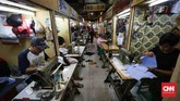 Meski pesanan banyak, para penjahit ekstra hati-hati menyelesaikan pesanan warga. Kerapihan, ketelitian, dan kecepatan menjadi patokan agar pemesan puas dan kembali memesan. (CNNIndonesia/Safir Makki)
