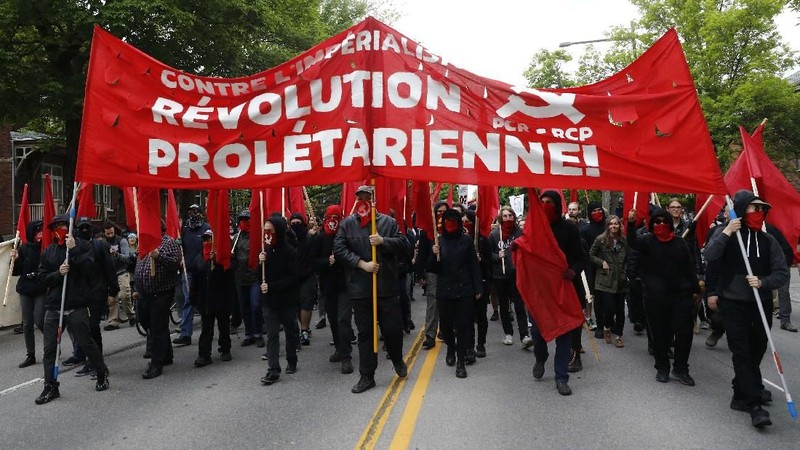 Sepanjang rute, para demonstran meneriakkan slogan-slogan anti-kapitalis
