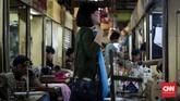 Setelah selesai, biasanya pemesan mencoba terlebih dahulu sambil memeriksa baju apakah sudah sesuai ukuran dan model yang diinginkan.(CNNIndonesia/Safir Makki)