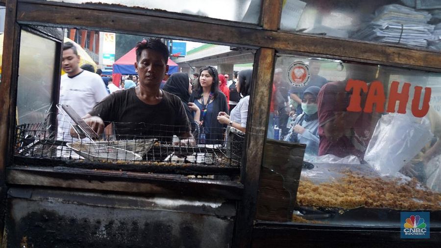 pedagang gorengan (CNBC Indonesia/Shalini)