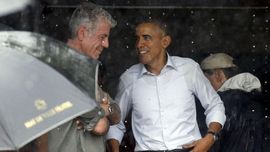 Meja Makan Obama dan Bourdain di Vietnam Dibingkai Kotak Kaca