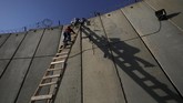 Namun, warga Palestina dari Jalur Gaza dilarang mengikuti salat Jumat di Al Aqsa terhitung mulai minggu kedua Ramadan. (Reuters/Mohamad Torokman)