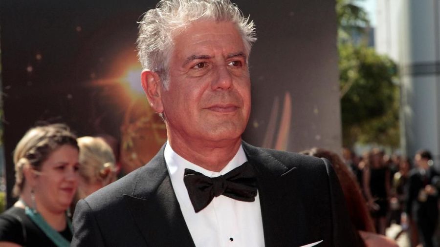 Chef dan tokoh televisi Anthony Bourdain ditemukan tewas akibat bunuh diri.