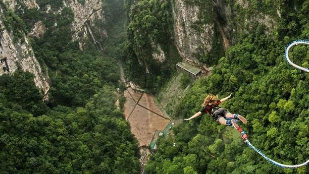 Foto: Bungee Jumping dari Jembatan Kaca Tertinggi Sedunia