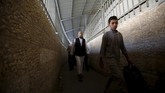 Otoritas Israel membatasi hanya pria berusia lebih dari 45 tahun dan anak di bawah 13 tahun yang dapat masuk tanpa izin resmi. (Reuters/Mussa Qawasma)