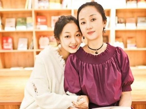 Seperti Kakak Adik, Foto Viral Ibu Anak Ini Dipuji Netizen Seperti Kakak Adik, Foto Viral Ibu Anak Ini Dipuji Netizen