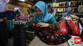Harga yang ditawarkan oleh jasa penjahit kepada pemesan bergantung pada yang dikerjakan, seperti jasa mengecilkan pakaian, membordir, hingga membuat pakaian. (CNNIndonesia/Safir Makki)