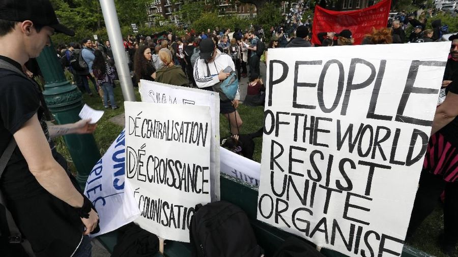 Sepanjang rute, para demonstran meneriakkan slogan-slogan anti-kapitalis