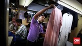 Sejumlah jasa penjahit sibuk menyelesaikan pesanan di kios Pasar Atom, Pasar Baru Jakarta. Saat mendekati hari raya Idul Fitri, penjahit yang ada di sana disibukan dengan pesanan dari warga, mulai jahitan, obras, hingga pemotongan pakaian. (CNNIndonesia/Safir Makki)