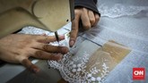 Pesanan bordir untuk gaun perempuan terbilang cukup banyak pada masa Idul Fitri. Biasanya pemesan membawa contoh ke penjahit. (CNNIndonesia/Safir Makki)