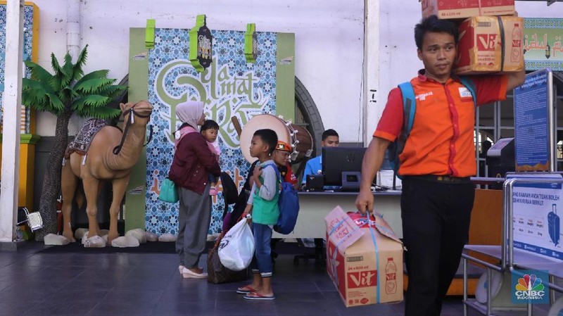 Jumlah total penumpang Stasiun Senen saat ini mencapai 24.165 penumpang.