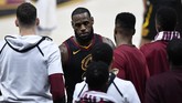 LeBron James tidak dapat menyelesaikan pertandingan dan harus keluar ketika laga menyisakan empat menit lagi dan Cavs tertinggal 77-102. (David Richard-USA TODAY Sports)