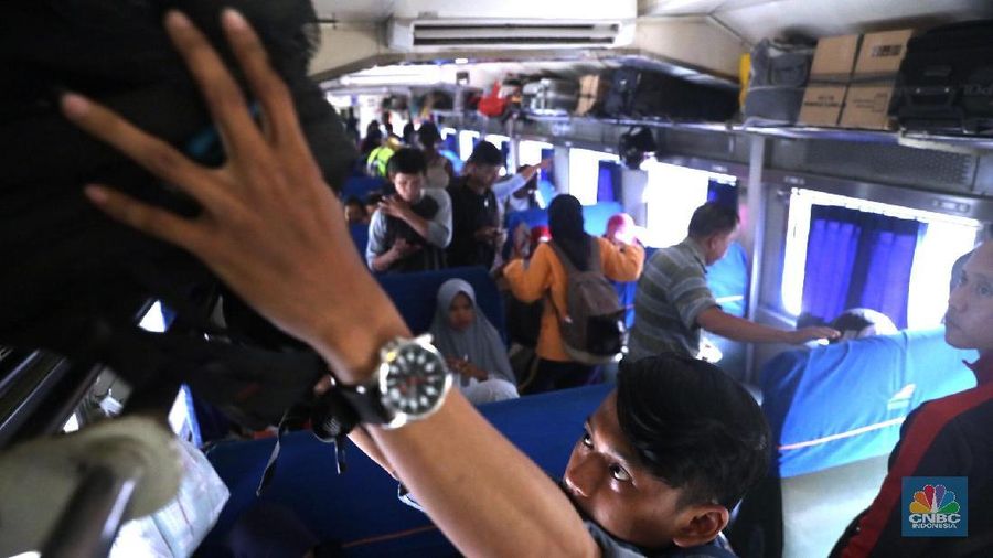 Jumlah total penumpang Stasiun Senen saat ini mencapai 24.165 penumpang.
