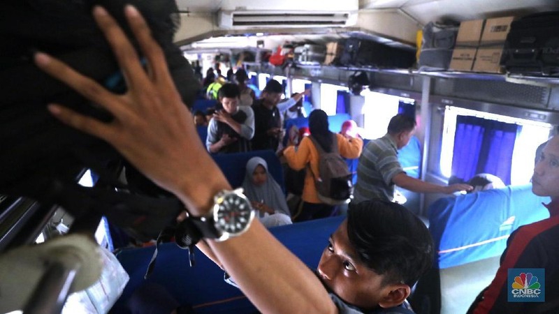 Jumlah total penumpang Stasiun Senen saat ini mencapai 24.165 penumpang.