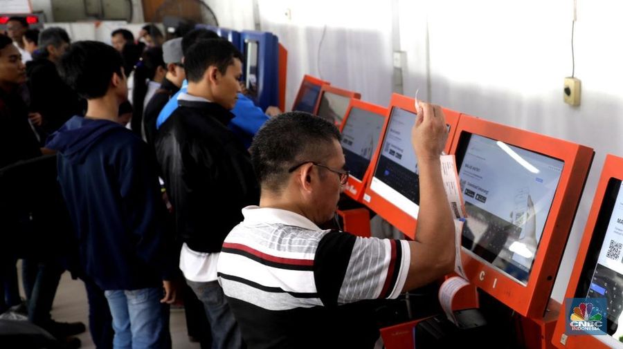 Penumpang KRL harus membeli tiket kertas di 79 stasiun dengan harga Rp 3.000 di setiap perjalanan akibat pembaharuan dan pemeliharaan sistem tiket elektronik.