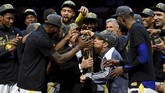 Pemilik Golden State Warriors Peter Guber mencium trofi Larry O'Brien Championship. Warriors menjadi penguasa NBA dengan meraih tiga gelar juara dalam empat tahun terakhir. (Kyle Terada-USA TODAY Sports)