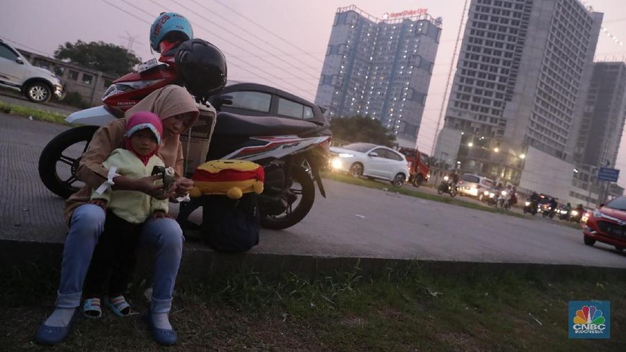Jalan Kalimalang merupakan jalur utama bagi pemudik dengan sepeda motor untuk menuju Pantura.
