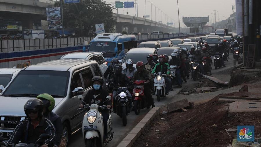 Jalan Kalimalang merupakan jalur utama bagi pemudik dengan sepeda motor untuk menuju Pantura.