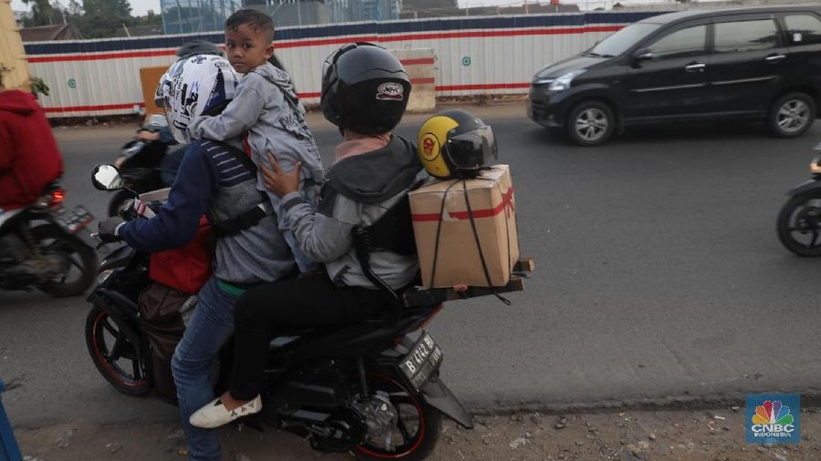 Jalan Kalimalang merupakan jalur utama bagi pemudik dengan sepeda motor untuk menuju Pantura.