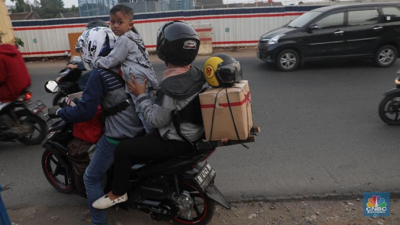 Jalan Kalimalang merupakan jalur utama bagi pemudik dengan sepeda motor untuk menuju Pantura.