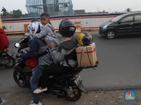 Pemudik dengan Sepeda Motor Mulai Padati Jalur Kalimalang