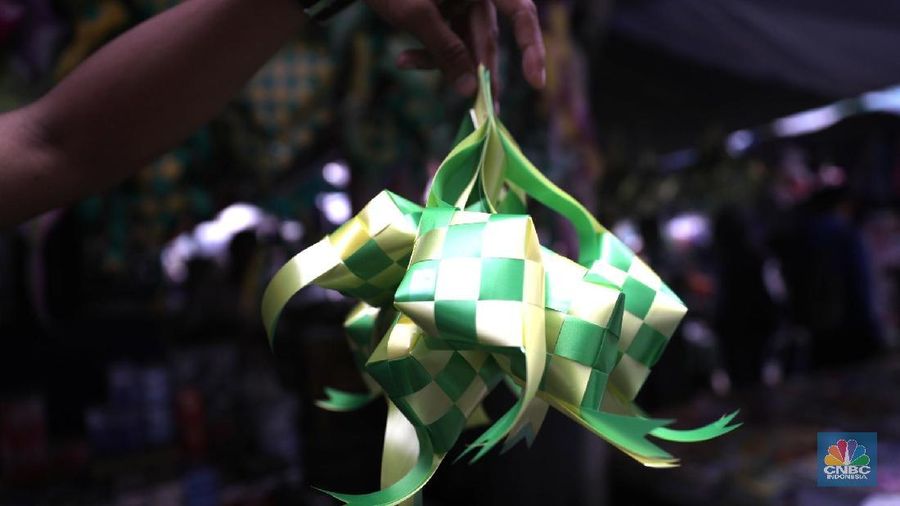 Pedagang menjajakan pernak pernik lebaran di pasar Asemka,Taman Sari Jakarta Barat,Jumat (8/7) Seminggu menjelang lebaran Pernak-pernik Islami banyak terjual di Pasar Asemka, Pernak-pernik tersebut seperti ketupat, masjid dan hiasan dinding dan ucapan Selamat Lebaran. Harga yang dijual cukup variatif dari Rp 20 ribuan- 150 ribu. (CNBC Indonesia/Muhammad Sabki)