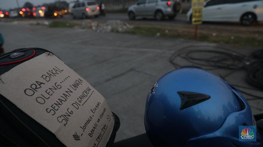 Pemudik bersepeda motor mulai memadati Jalur Kalimalang, Jakarta Timur, Sabtu (9/6). Jalur Kalimalang merupakan jalur pemudik bersepeda motor yang melintas dari Jakarta menuju Pantai Utara Jawa (Pantura). Menurut pantauan CNBC Indonesia Arus lalu lintas di sepanjang jalur itu pun masih ramai lancar. MTI (Masyarakat Transportasi Indonesia ) memprediksi 6,39 VB orang akan menggunakan sepeda motor untuk menuju kampung halaman. (CNBC Indonesia/Muhammad Sabki)