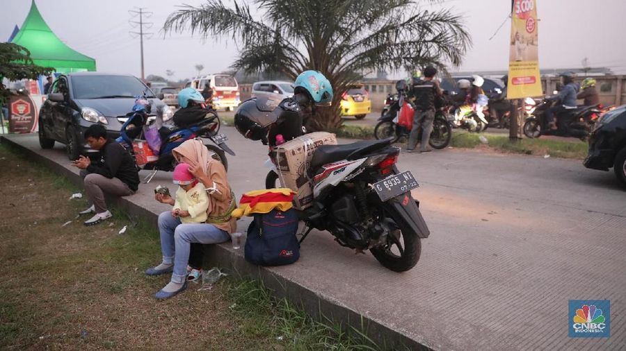 Jalan Kalimalang merupakan jalur utama bagi pemudik dengan sepeda motor untuk menuju Pantura.