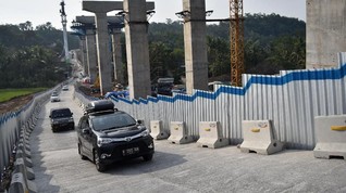 Miring 10 Derajat, Mobil Lawas Dilarang Lewat Kali Kenteng