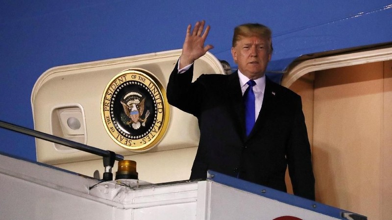 Kedatangan Trump datang hanya beberapa jam setelah Kim. Trump tiba dengan mengenakan 