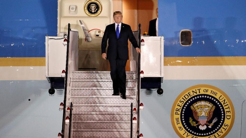 Kedatangan Trump datang hanya beberapa jam setelah Kim. Trump tiba dengan mengenakan 