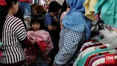 Sepekan menjelang Lebaran, warga masih memadati sejumlah pusat perbelanjaan untuk memenuhi berbagai kebutuhannya. (CNN Indonesia/Andry Novelino)
