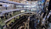 Para penumpang kapal pesiar MSC Seaview, di pelabuhan Genoa, Itala, Sabtu (9/6). (REUTERS/Massimo Pinca)