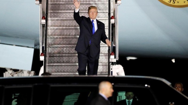 Kedatangan Trump datang hanya beberapa jam setelah Kim. Trump tiba dengan mengenakan 