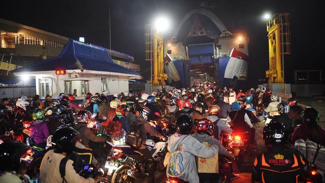 Motor Tersangkut Tali Kapal, Pemudik Jatuh ke Laut