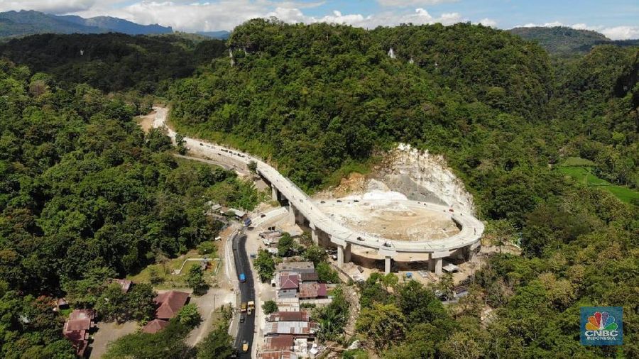 Selain menjadi jalur logistik, ruas jalan ini merupakan akses ke daerah wisata Taman Nasional Bantimurung.
