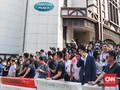 Warga Penuhi Hotel Sambut Kedatangan Kim Jong Un di Singapura