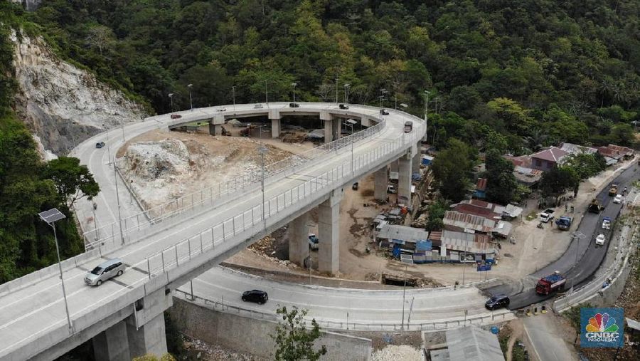 Selain menjadi jalur logistik, ruas jalan ini merupakan akses ke daerah wisata Taman Nasional Bantimurung.