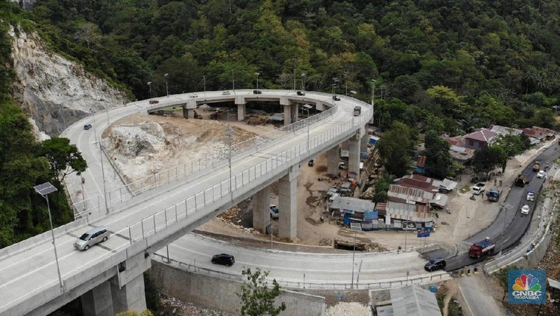 Selain menjadi jalur logistik, ruas jalan ini merupakan akses ke daerah wisata Taman Nasional Bantimurung.