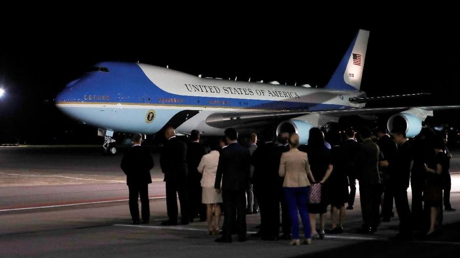 Kedatangan Trump datang hanya beberapa jam setelah Kim. Trump tiba dengan mengenakan 