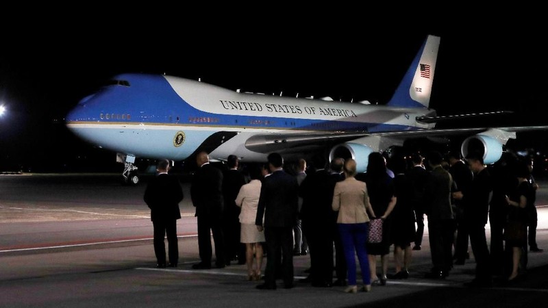Kedatangan Trump datang hanya beberapa jam setelah Kim. Trump tiba dengan mengenakan 