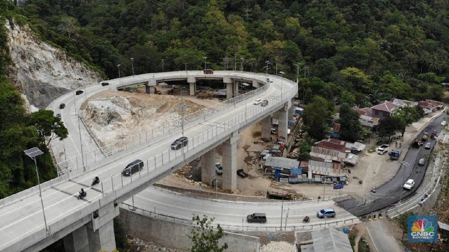 Selain menjadi jalur logistik, ruas jalan ini merupakan akses ke daerah wisata Taman Nasional Bantimurung.