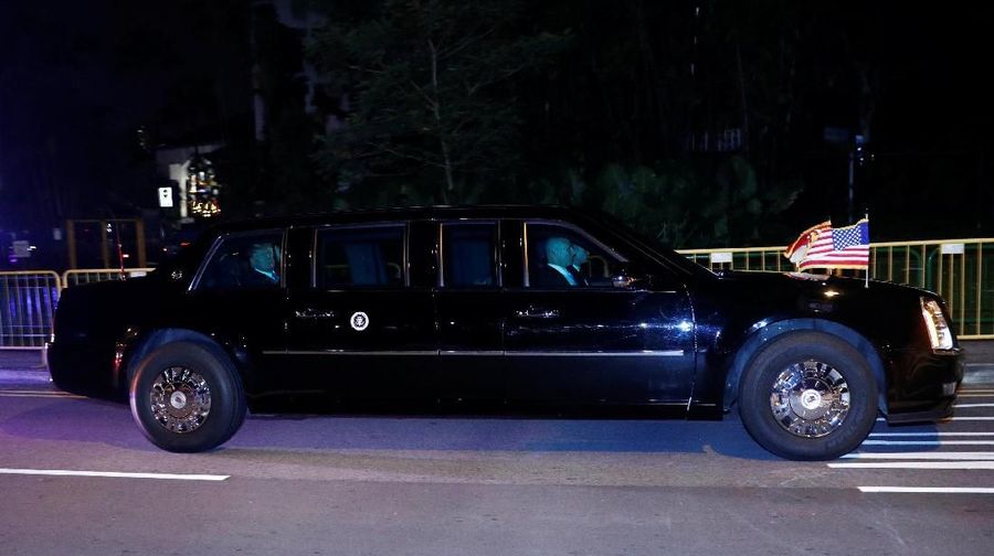 Kedatangan Trump datang hanya beberapa jam setelah Kim. Trump tiba dengan mengenakan 