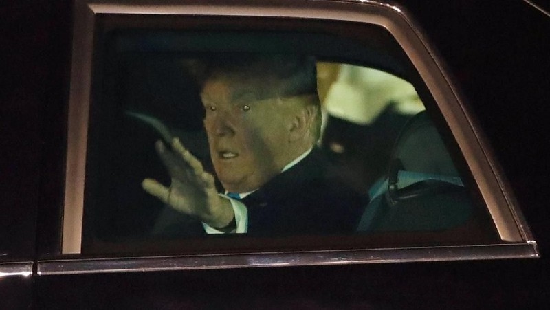 Kedatangan Trump datang hanya beberapa jam setelah Kim. Trump tiba dengan mengenakan 