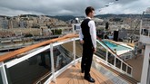 Seorang staf berdiri di geladak kapal pesiar MSC Seaview yang bersandar di pelabuhan Genoa, Itala, Sabtu (9/6). (REUTERS/Massimo Pinca)