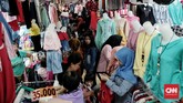 Para ibu memenuhi Pusat Grosir Cililitan, Jakarta, untuk berbelanja kebutuhan sandang saat momentum Hari Raya Idul Fitri. (CNN Indonesia/Andry Novelino)