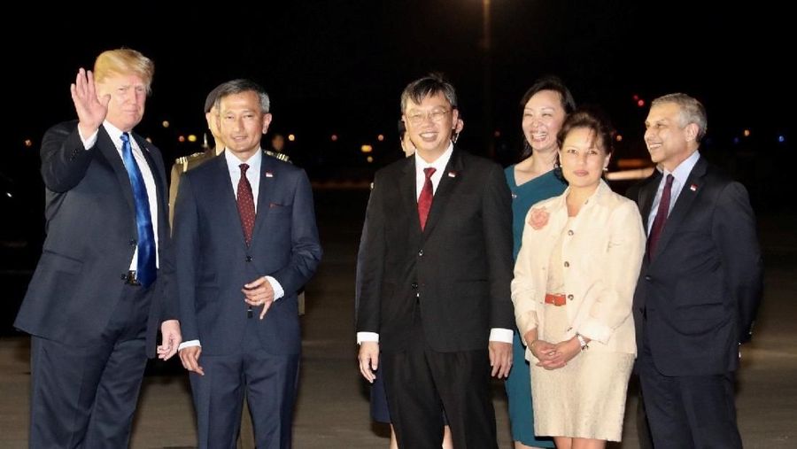 Kedatangan Trump datang hanya beberapa jam setelah Kim. Trump tiba dengan mengenakan 