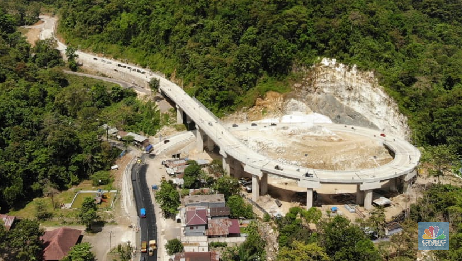 Selain menjadi jalur logistik, ruas jalan ini merupakan akses ke daerah wisata Taman Nasional Bantimurung.