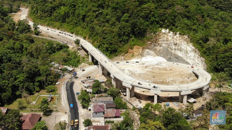 Selain menjadi jalur logistik, ruas jalan ini merupakan akses ke daerah wisata Taman Nasional Bantimurung.