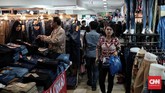 Peningkatan belanja, menurut Aprindo, dipengaruhi oleh uang Tunjangan Hari Raya (THR) yang sudah dibagikan ke karyawan. (CNN Indonesia/Andry Novelino)